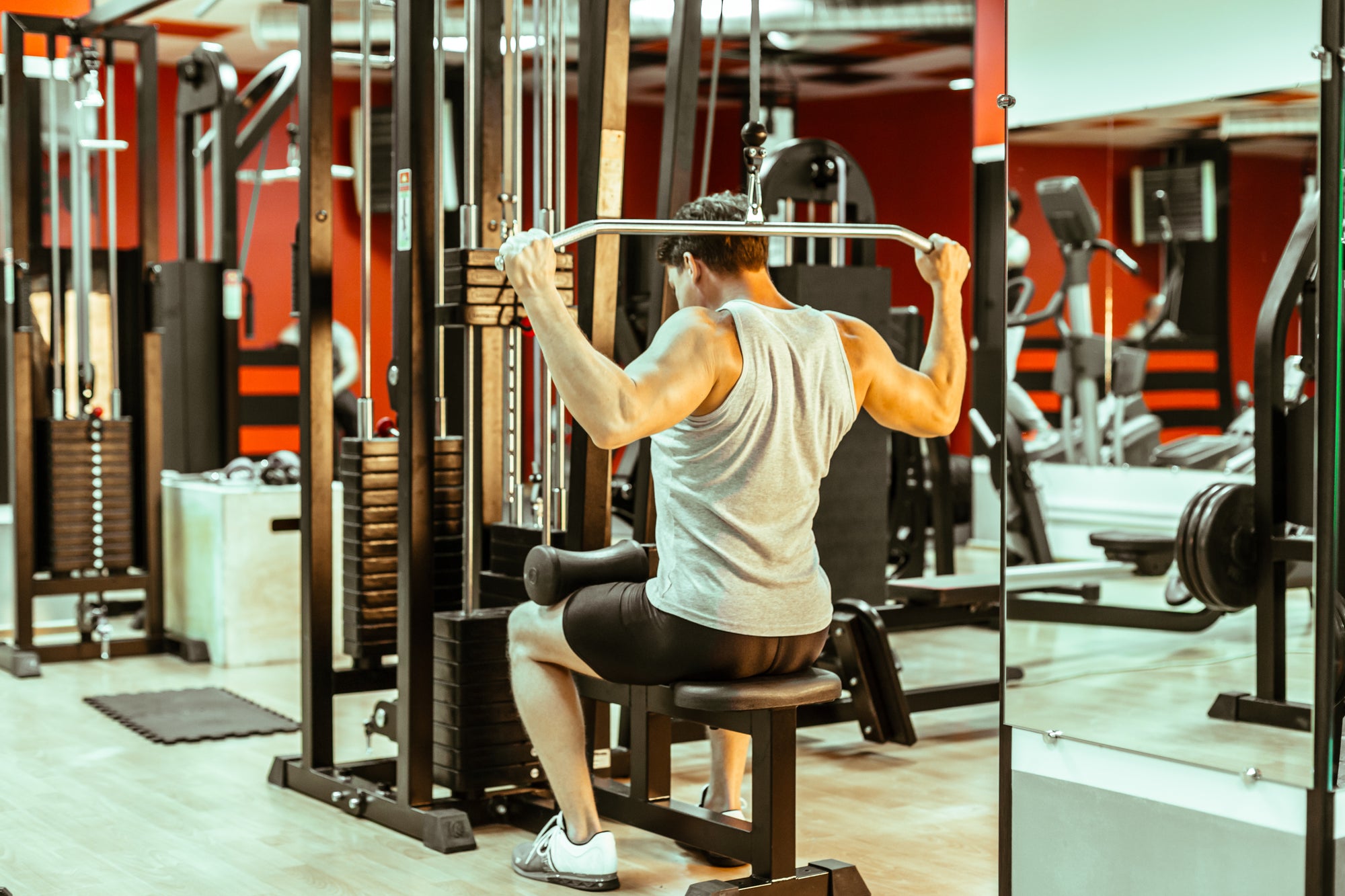 BUILD A HEALTHY BACK WITH LAT PULLDOWN